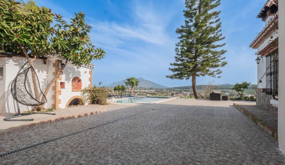 Chalet de 3 habitaciones en Coín en venta con piscina - 565.000 € (Ref: 9828896)
