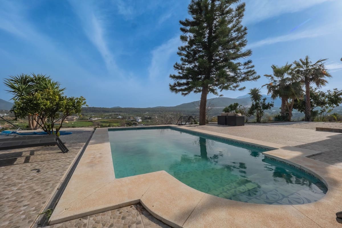 Chalet de 3 habitaciones en Coín en venta con piscina - 565.000 € (Ref: 9828896)