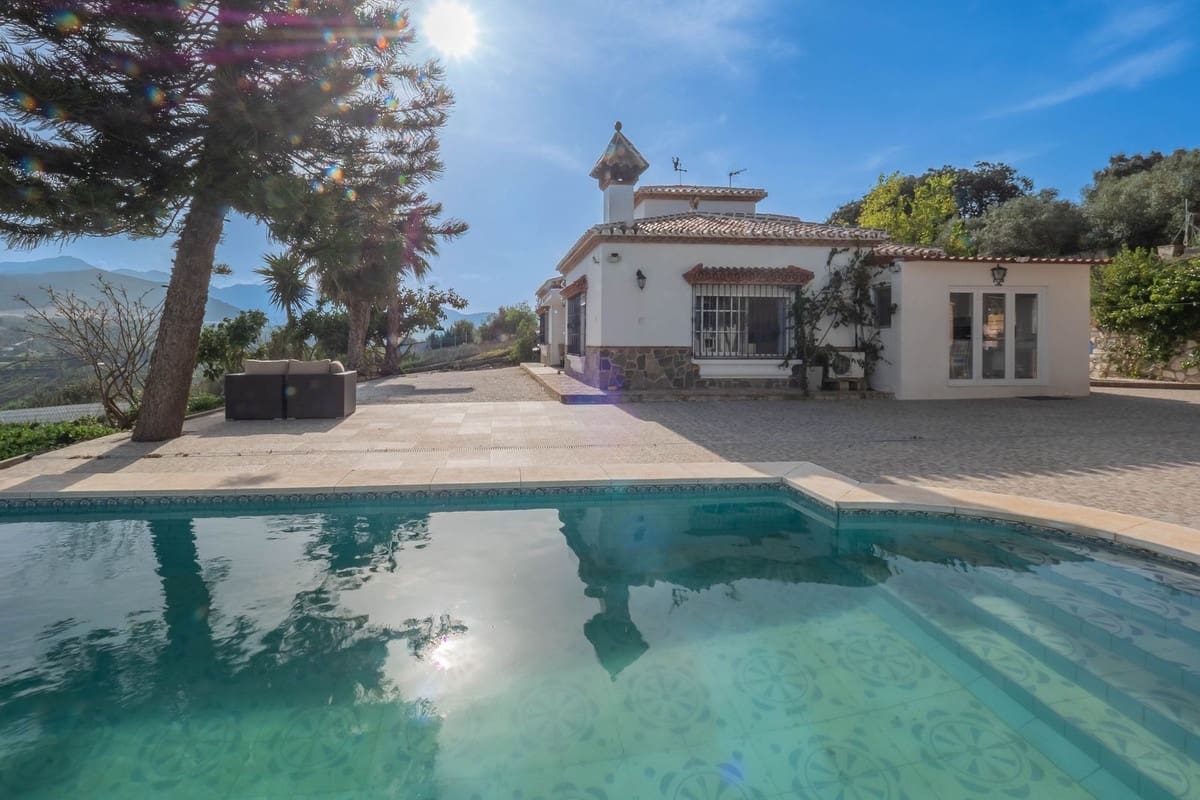 Chalet de 3 habitaciones en Coín en venta con piscina - 565.000 € (Ref: 9828896)