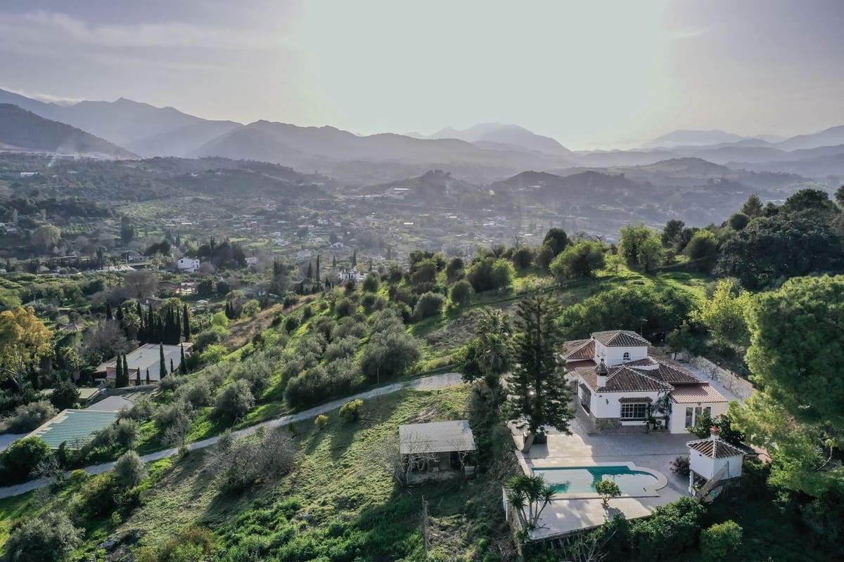 Chalet de 3 habitaciones en Coín en venta con piscina - 565.000 € (Ref: 9828896)