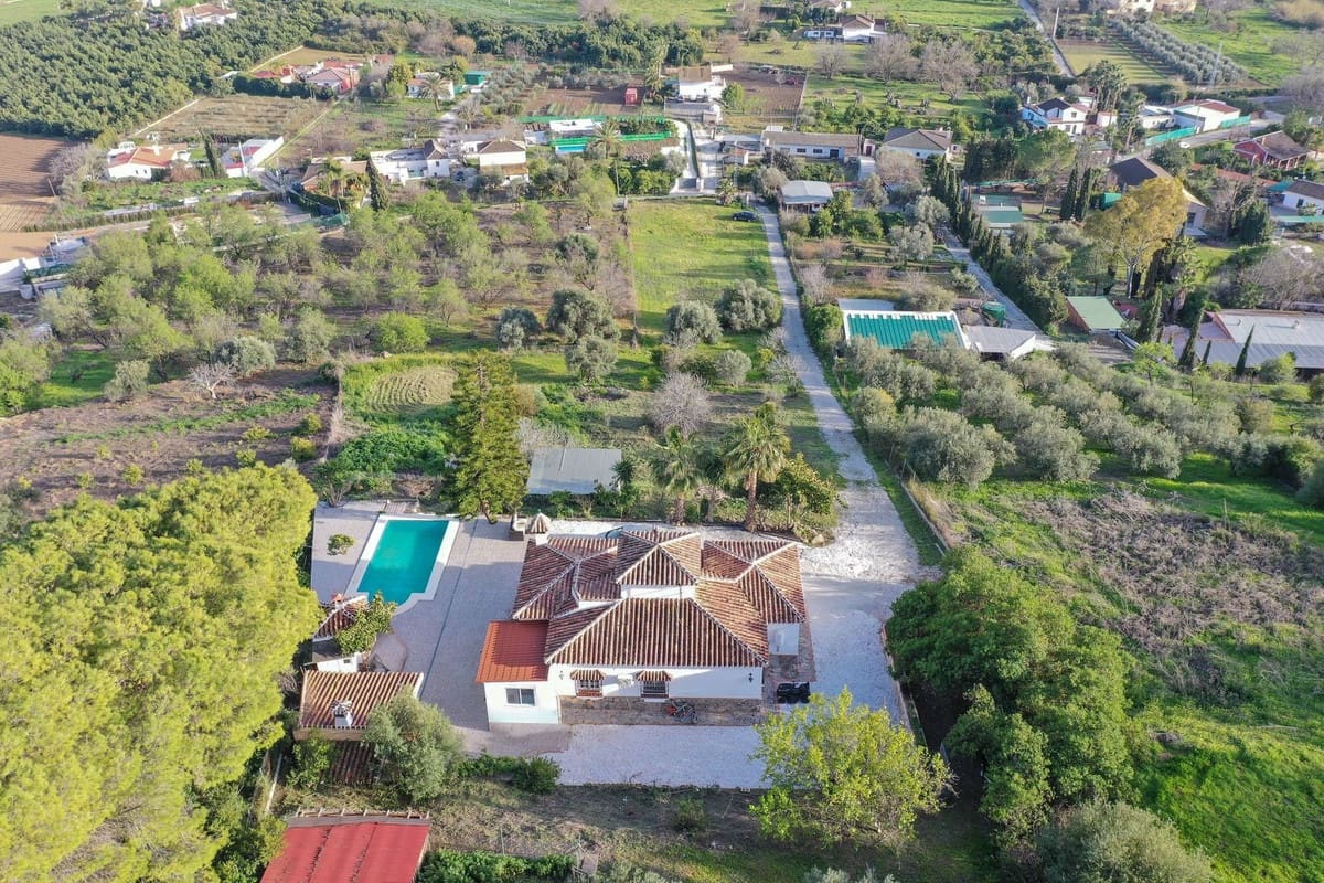 Chalet de 3 habitaciones en Coín en venta con piscina - 565.000 € (Ref: 9828896)