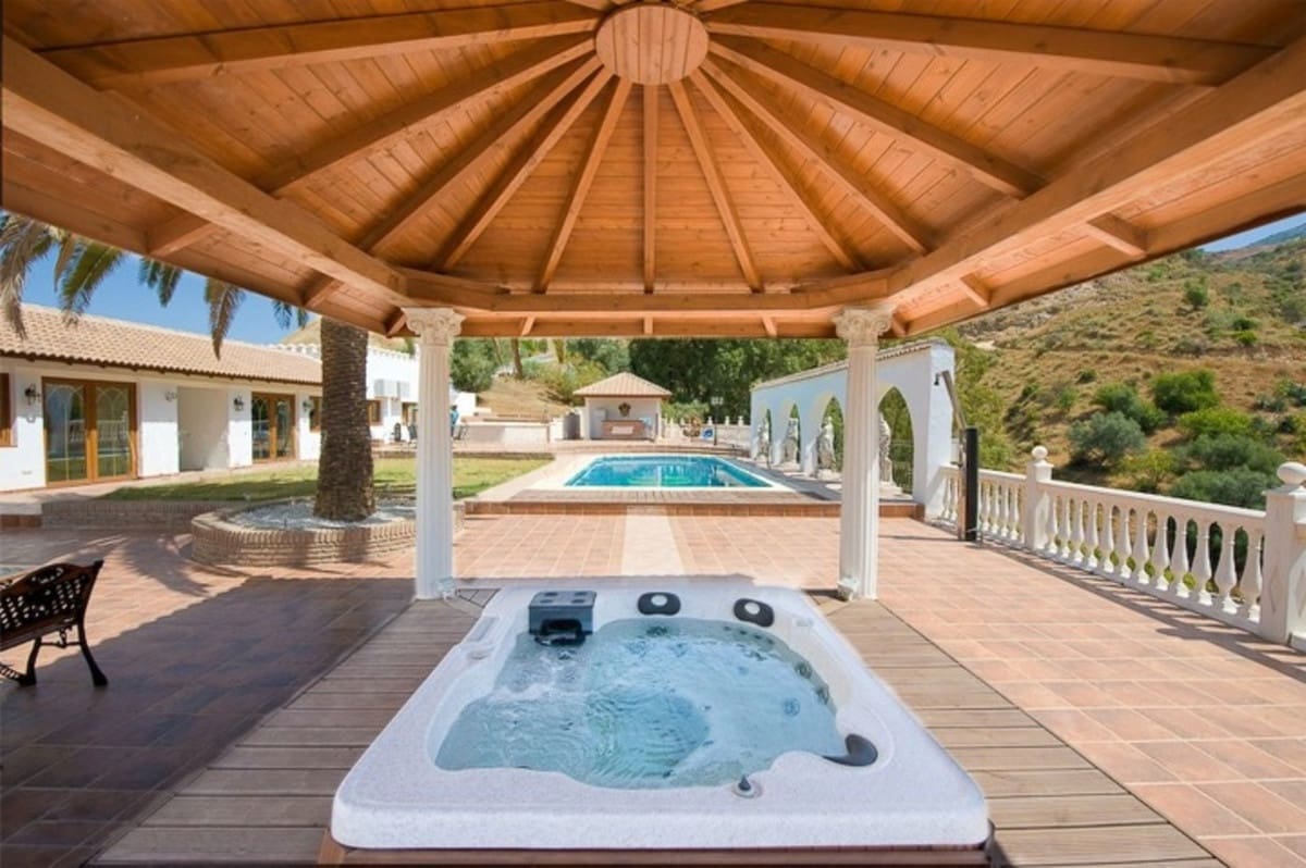 7 bedroom Apartment for sale in Alhaurin el Grande with pool - € 2,500,000 (Ref: 9828899)
