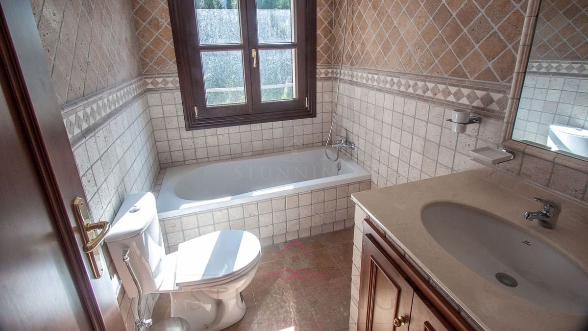 4 soverom Kjedet enebolig til salgs i Casares med svømmebasseng - € 1 645 000 (Ref: 9828901)