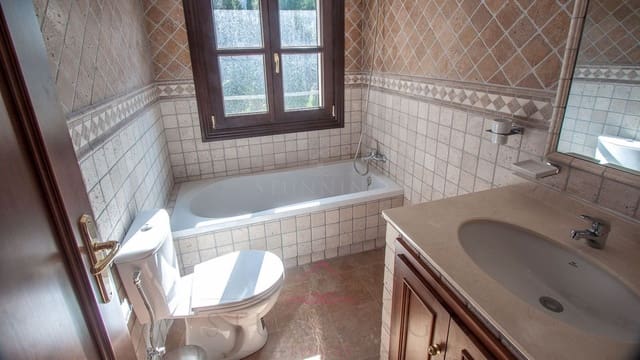 4 soverom Kjedet enebolig til salgs i Casares med svømmebasseng - € 1 645 000 (Ref: 9828901)