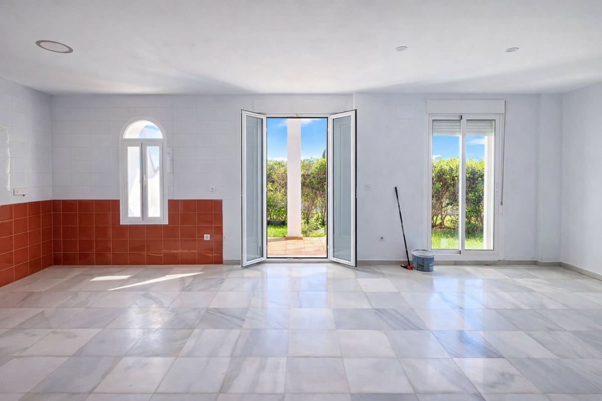 3 chambre Villa/Maison Semi-Mitoyenne à vendre à La Duquesa / Puerto de la Duquesa avec piscine garage - 275 000 € (Ref: 9833528)