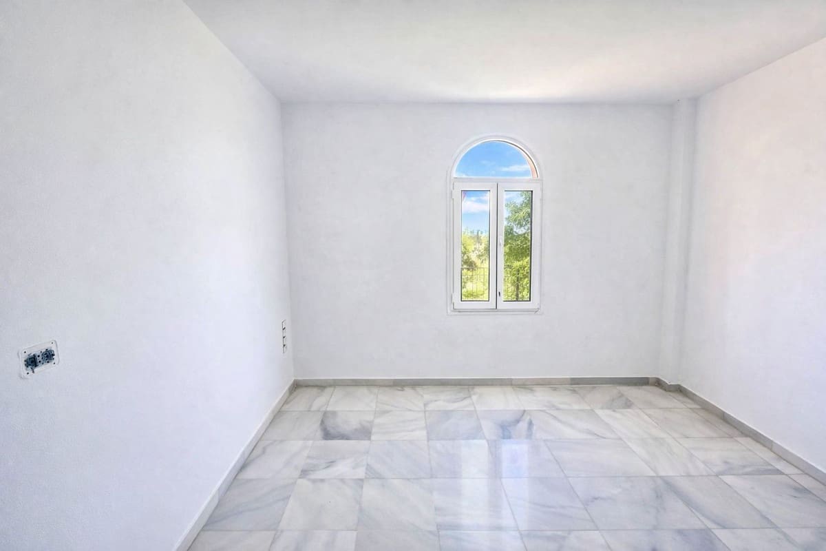 3 chambre Villa/Maison Semi-Mitoyenne à vendre à La Duquesa / Puerto de la Duquesa avec piscine garage - 275 000 € (Ref: 9833528)