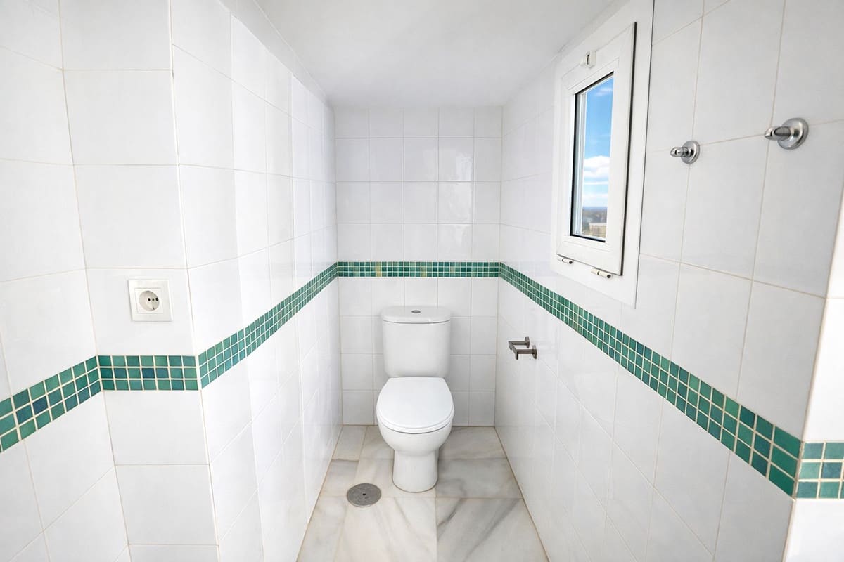 3 chambre Villa/Maison Semi-Mitoyenne à vendre à La Duquesa / Puerto de la Duquesa avec piscine garage - 275 000 € (Ref: 9833528)