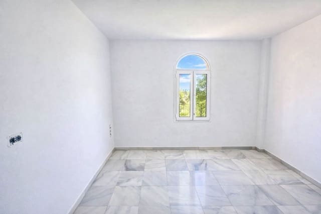 3 quarto Apartamento de Praia para venda em La Duquesa / Puerto de la Duquesa, Manilva com garagem - 275 000 € (Ref: 9833528)
