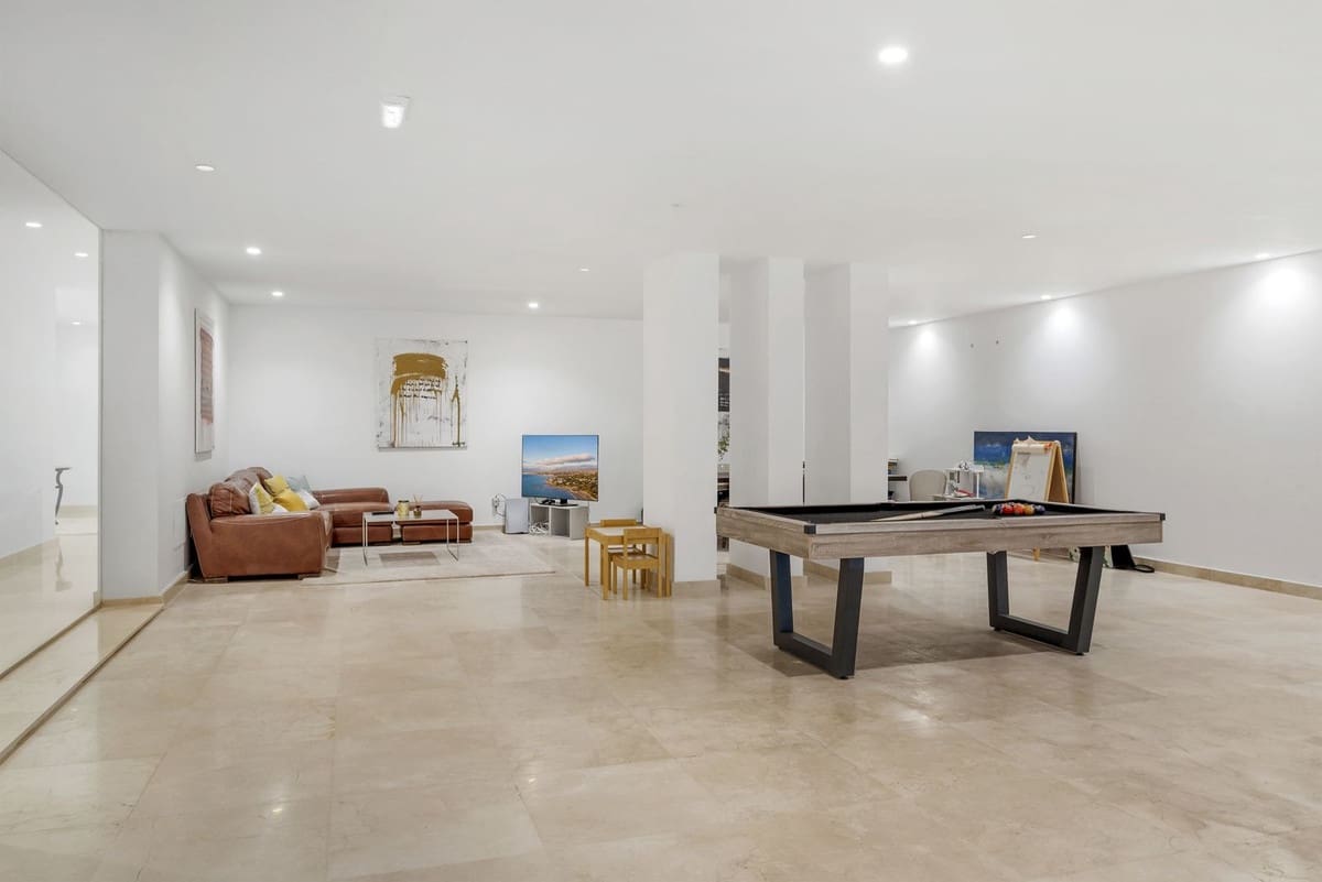 5 bedroom Villa for sale in Benahavis with pool garage - € 3,950,000 (Ref: 9833530)