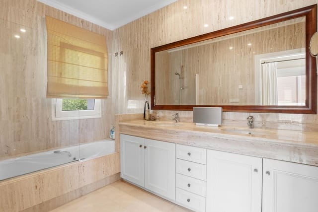 6 Zimmer Villa zu verkaufen in El Paraíso, Benahavís mit Pool - 2.690.000 € (Ref: 9836252)