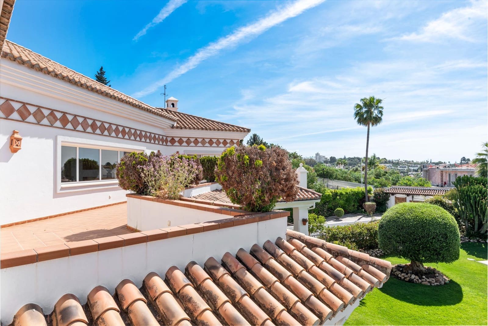 6 bedroom Villa for sale in Benahavis with pool - € 2,690,000 (Ref: 9836252)