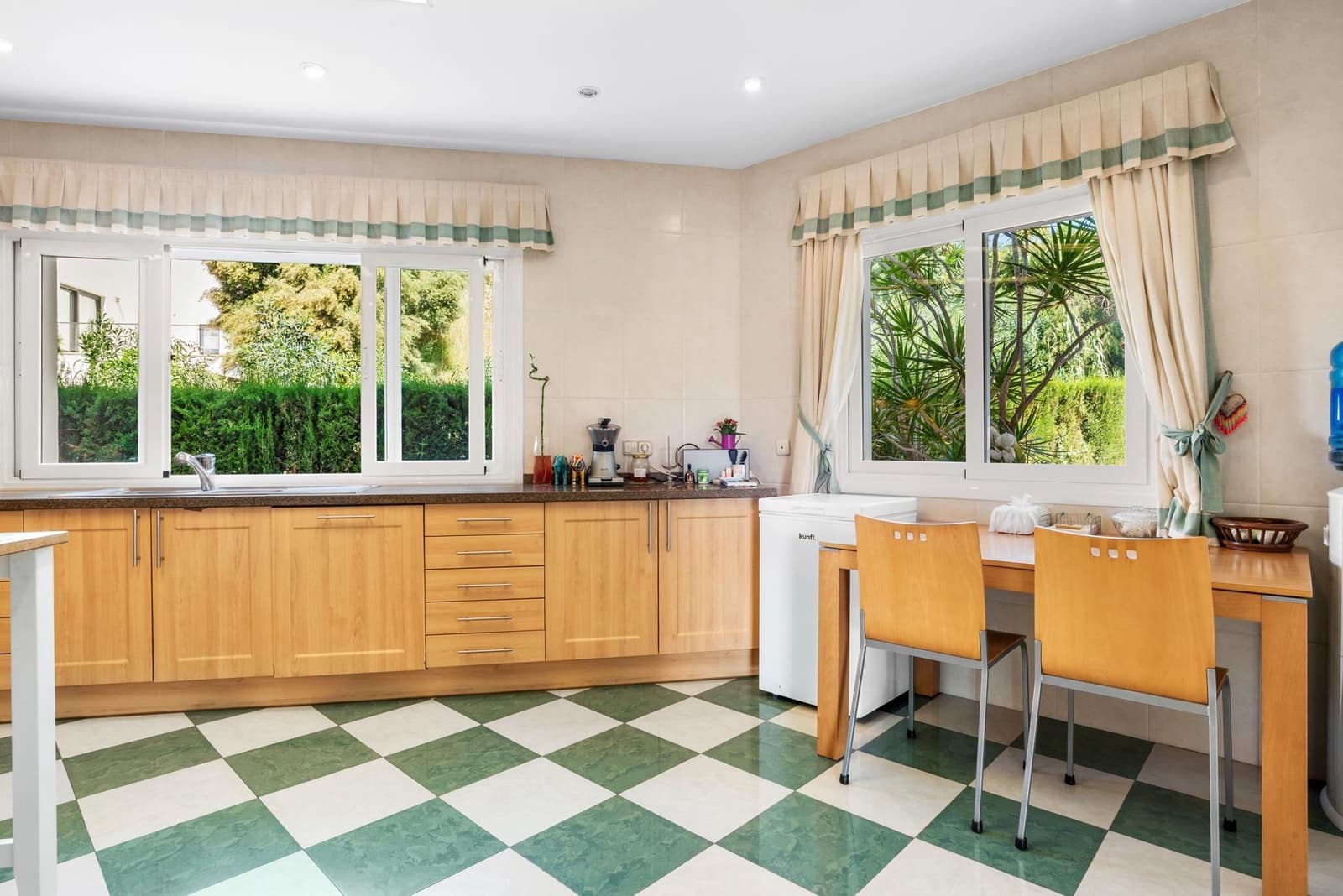6 bedroom Villa for sale in Benahavis with pool - € 2,690,000 (Ref: 9836252)