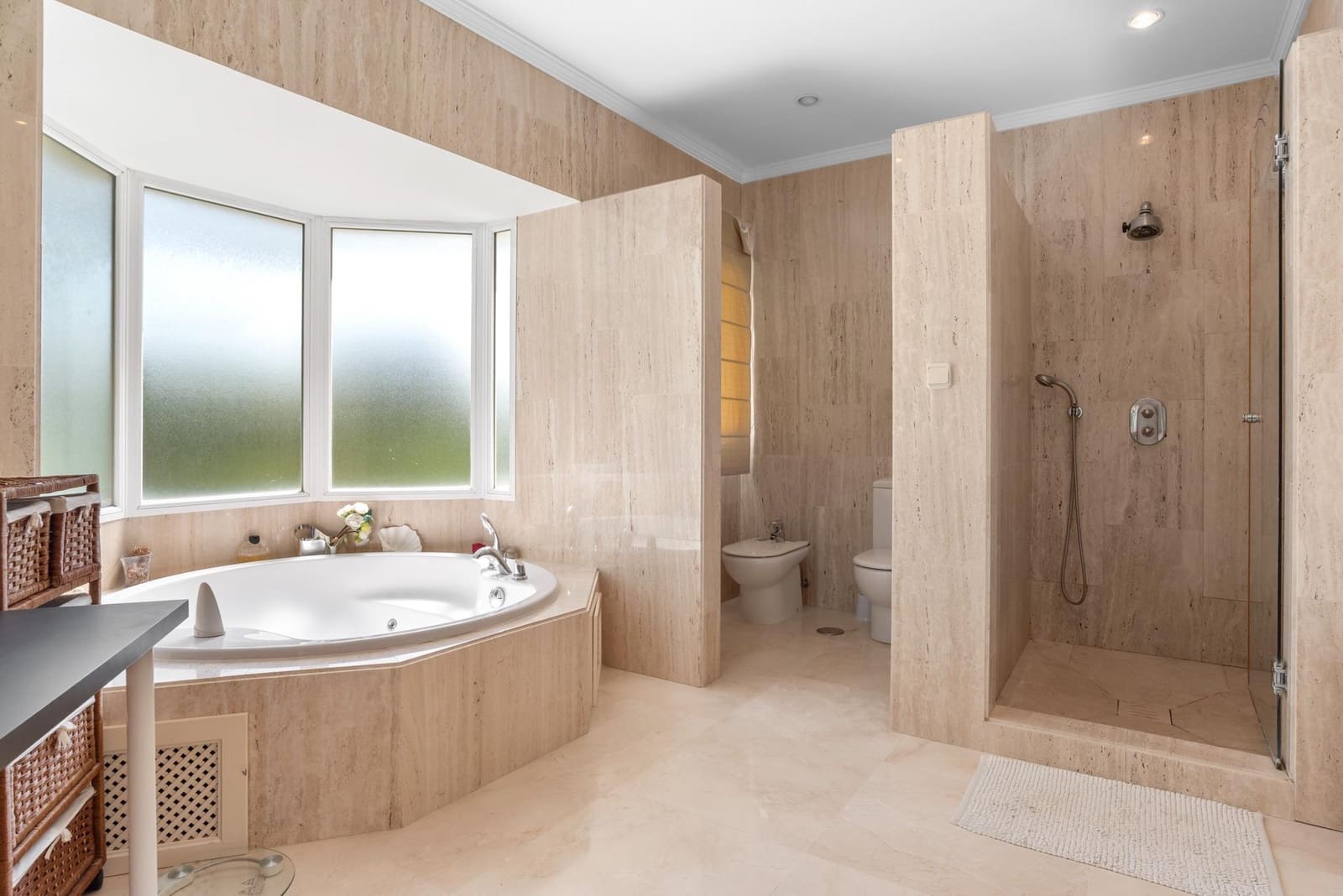 6 bedroom Villa for sale in Benahavis with pool - € 2,690,000 (Ref: 9836252)