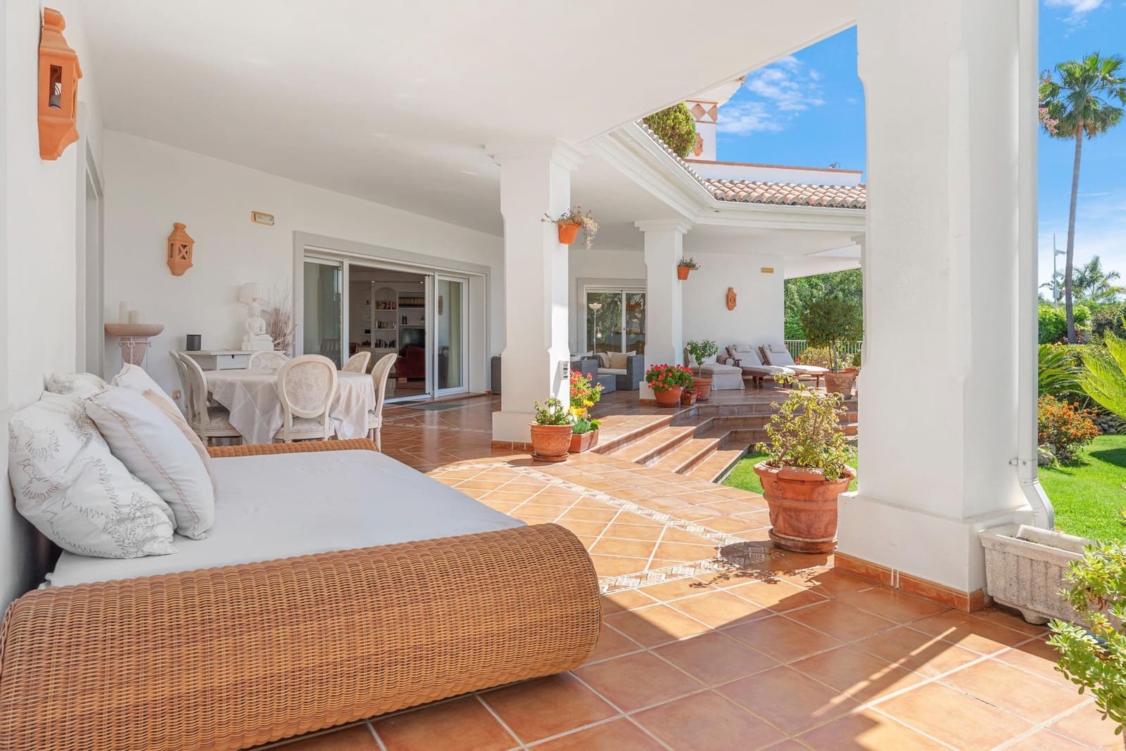 6 bedroom Villa for sale in Benahavis with pool - € 2,690,000 (Ref: 9836252)
