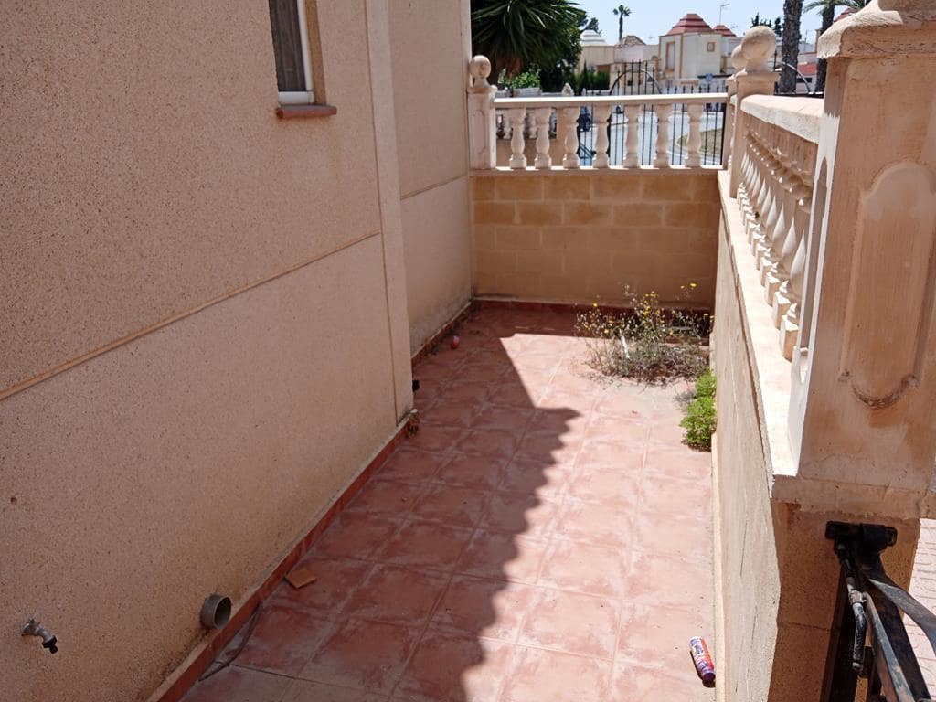 3 bedroom Townhouse for sale in Torrevieja with pool - € 170,000 (Ref: 9839097)
