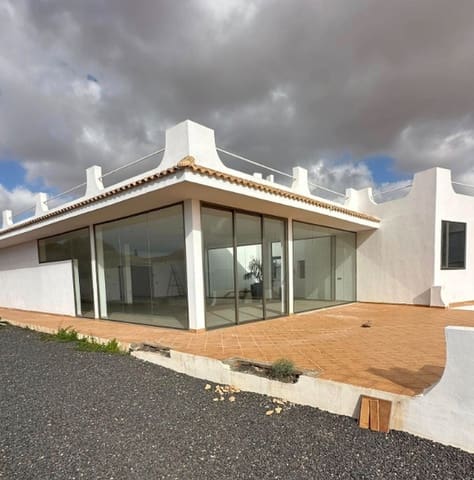 5 slaapkamer Villa te koop in Triquivijate, Antigua met garage - € 590.000 (Ref: 9839108)