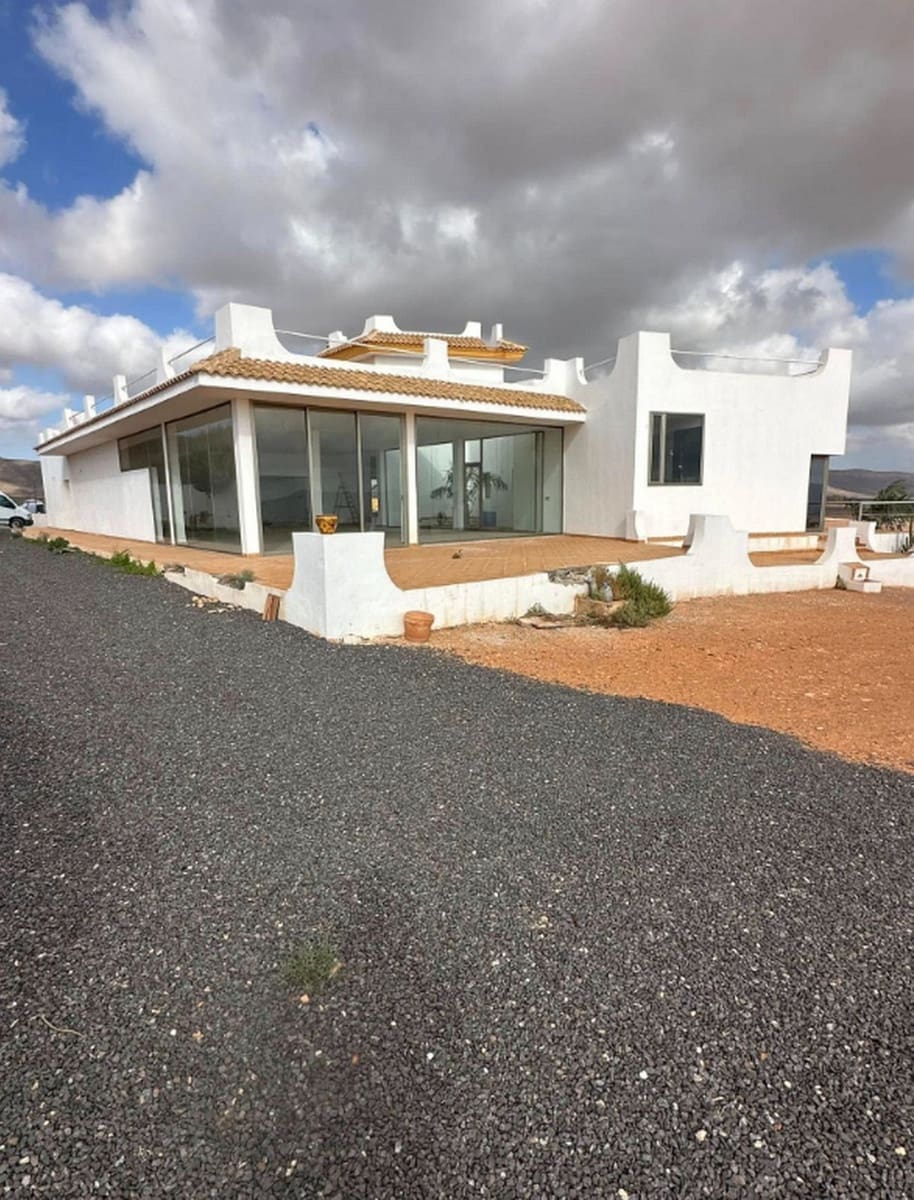 5 bedroom Villa for sale in Triquivijate with garage - € 590,000 (Ref: 9839108)