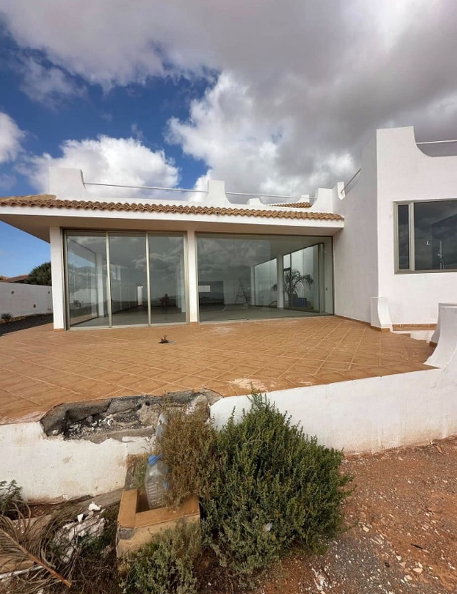 5 bedroom Villa for sale in Triquivijate with garage - € 590,000 (Ref: 9839108)