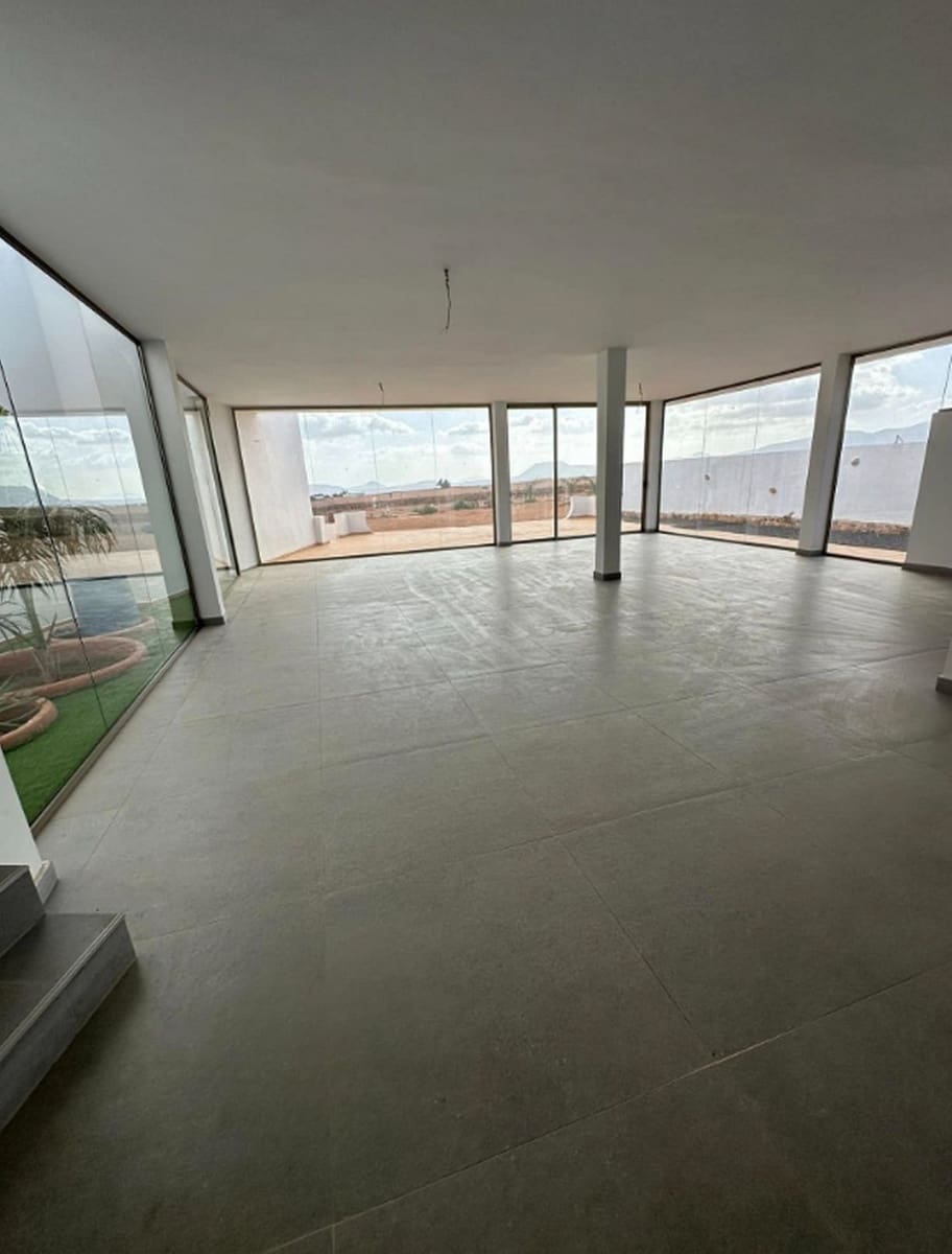 5 bedroom Villa for sale in Triquivijate with garage - € 590,000 (Ref: 9839108)
