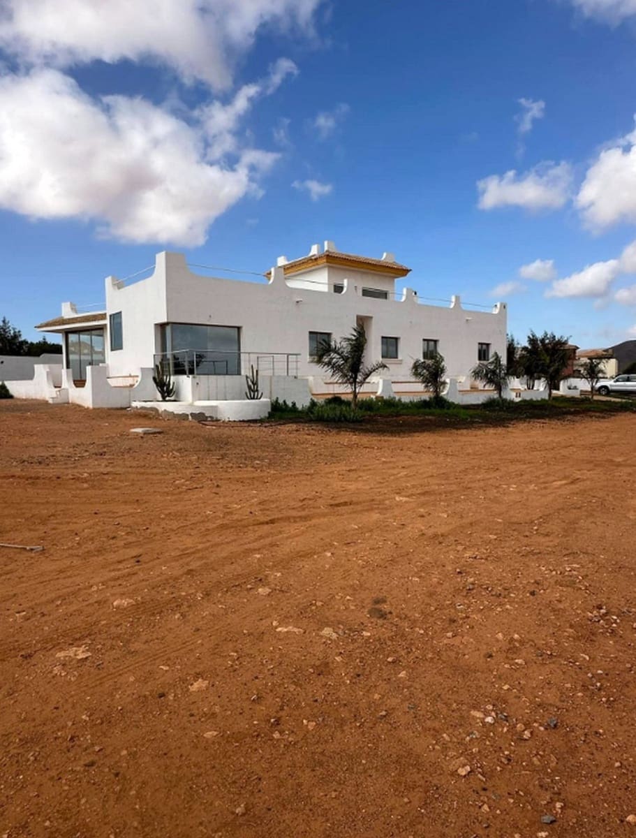 5 bedroom Villa for sale in Triquivijate with garage - € 590,000 (Ref: 9839108)