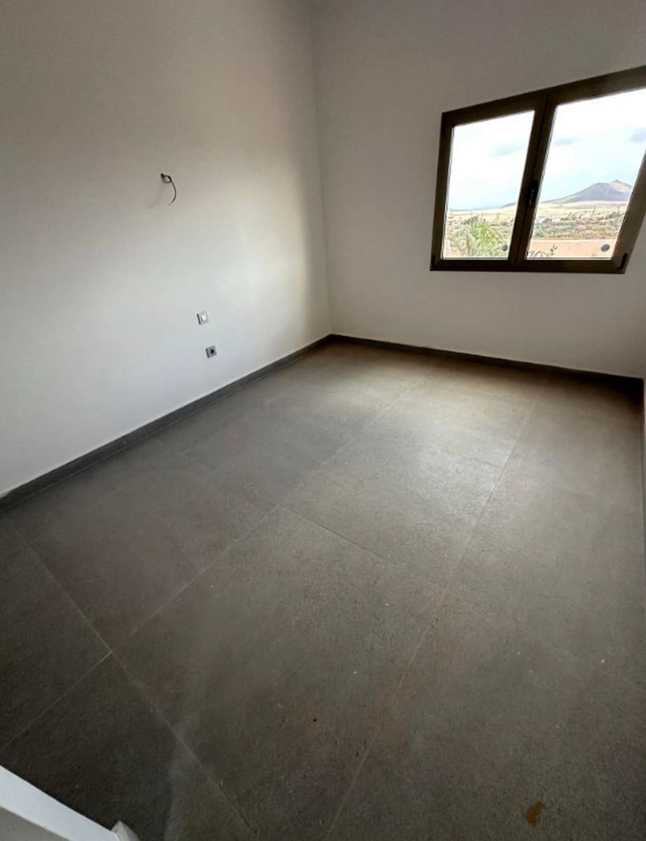 5 bedroom Villa for sale in Triquivijate with garage - € 590,000 (Ref: 9839108)