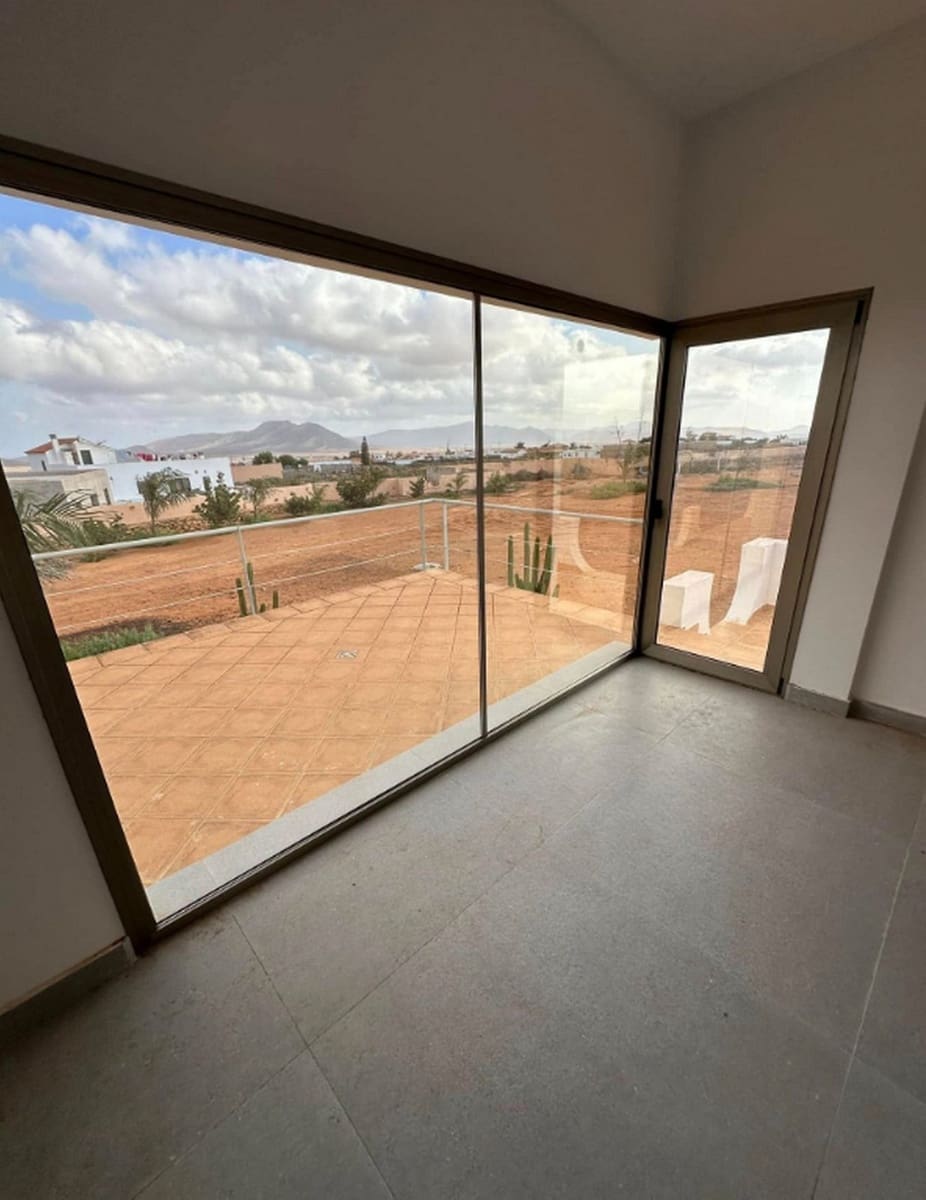 5 bedroom Villa for sale in Triquivijate with garage - € 590,000 (Ref: 9839108)