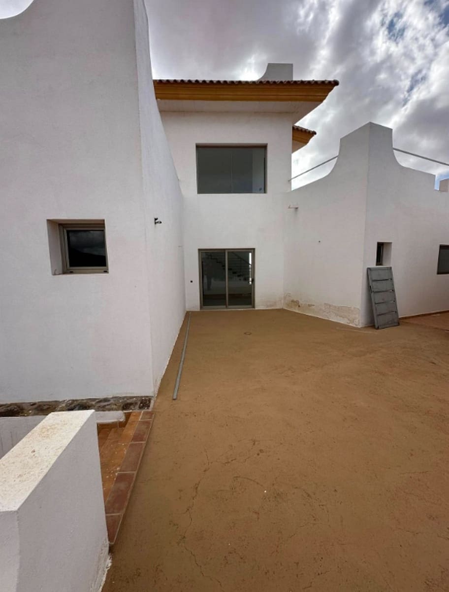 5 bedroom Villa for sale in Triquivijate with garage - € 590,000 (Ref: 9839108)