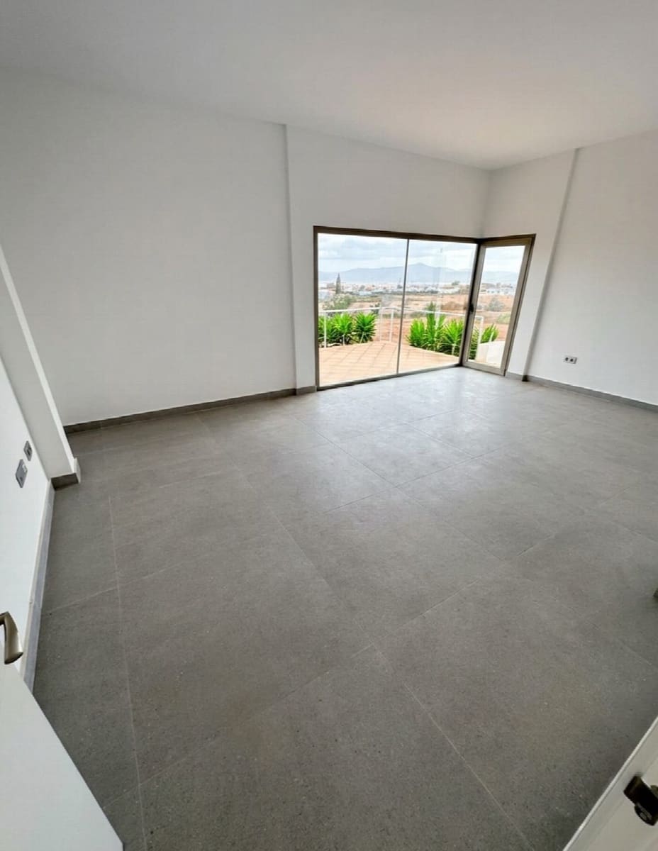 5 bedroom Villa for sale in Antigua with pool garage - € 590,000 (Ref: 9839108)