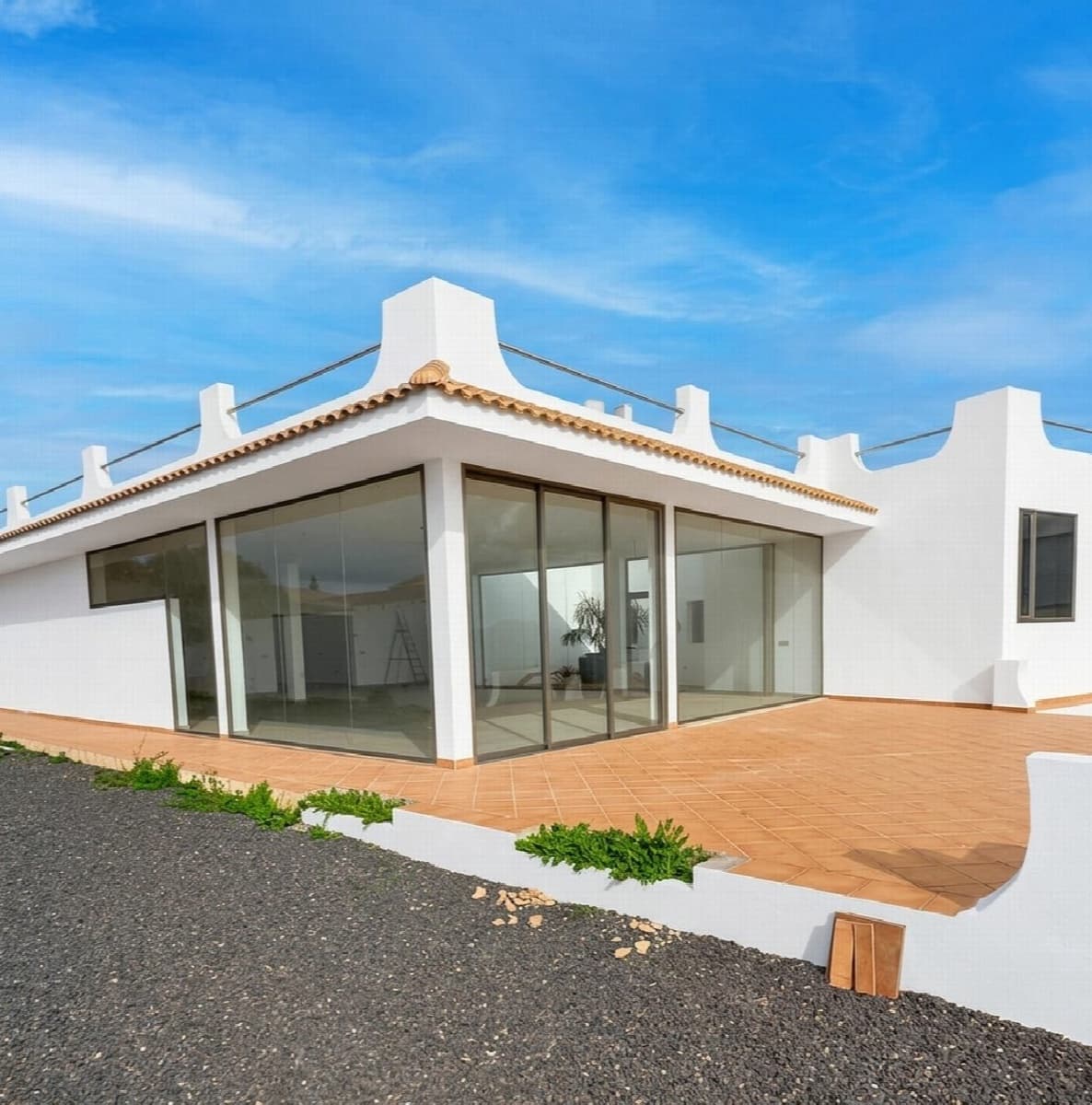 5 bedroom Villa for sale in Antigua with pool garage - € 590,000 (Ref: 9839108)