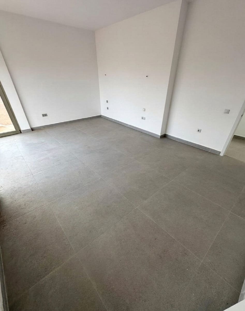 5 bedroom Villa for sale in Antigua with pool garage - € 590,000 (Ref: 9839108)