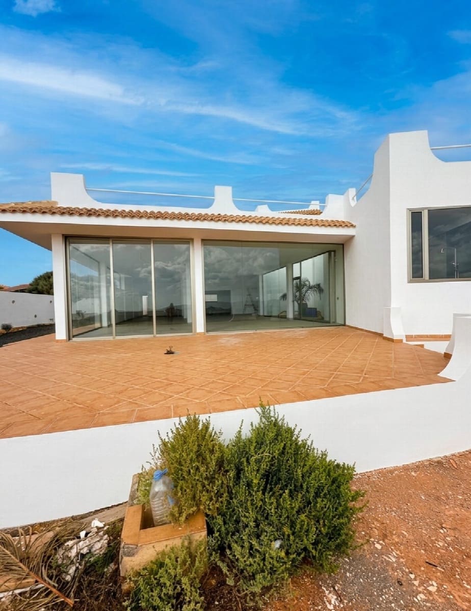 5 bedroom Villa for sale in Antigua with pool garage - € 590,000 (Ref: 9839108)