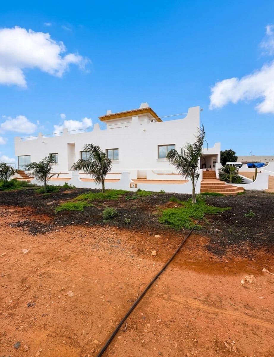 5 bedroom Villa for sale in Antigua with pool garage - € 590,000 (Ref: 9839108)