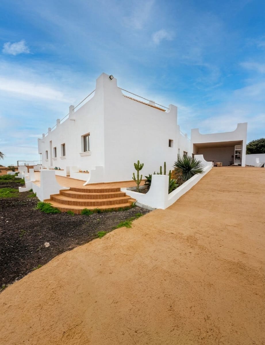 5 bedroom Villa for sale in Antigua with pool garage - € 590,000 (Ref: 9839108)