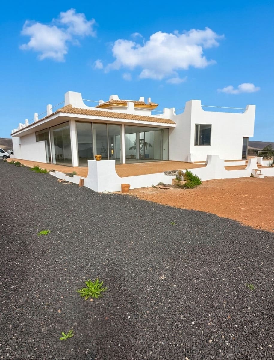5 bedroom Villa for sale in Antigua with pool garage - € 590,000 (Ref: 9839108)