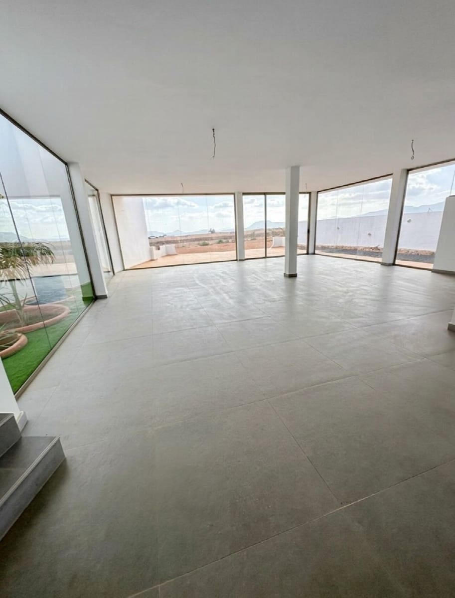 5 bedroom Villa for sale in Antigua with pool garage - € 590,000 (Ref: 9839108)