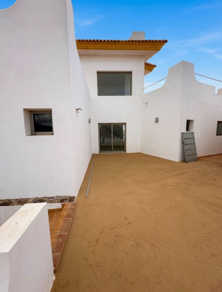 5 bedroom Villa for sale in Antigua with pool garage - € 590,000 (Ref: 9839108)