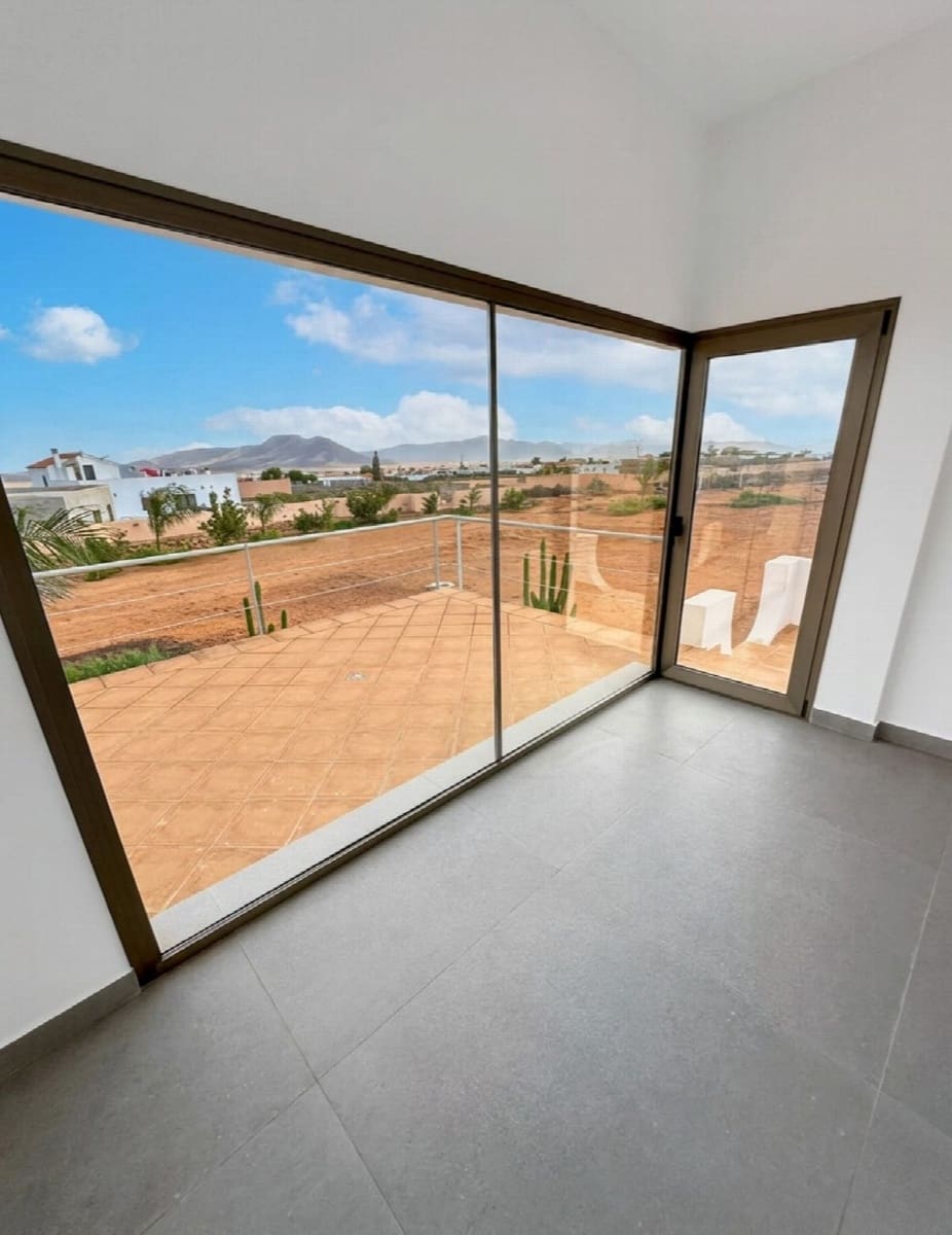 5 bedroom Villa for sale in Antigua with pool garage - € 590,000 (Ref: 9839108)