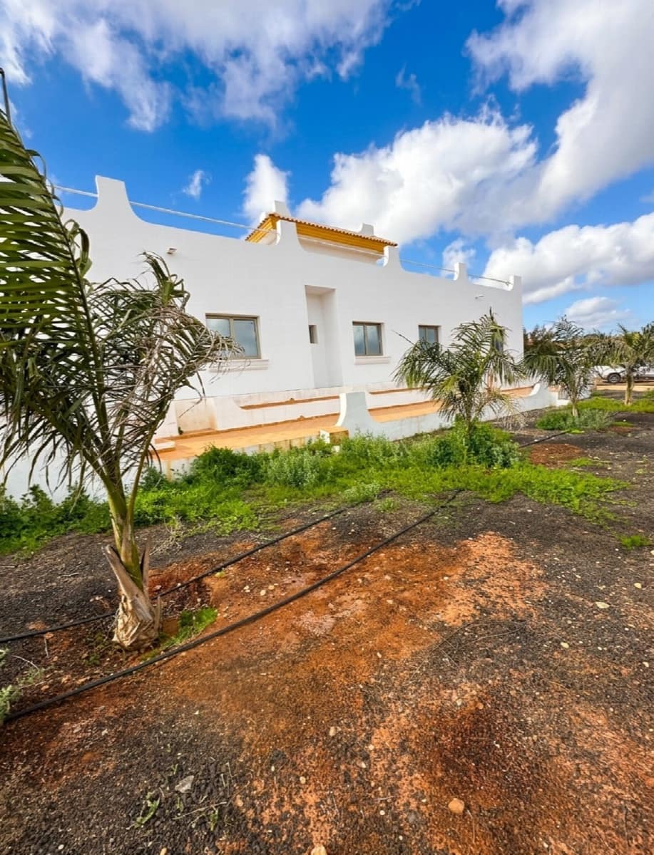 5 bedroom Villa for sale in Antigua with pool garage - € 590,000 (Ref: 9839108)