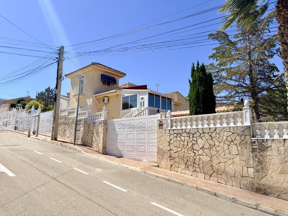 4 makuuhuone Huvila myytävänä paikassa Ciudad Quesada mukana 
autotalli - 595 000 € (Ref: 9840883)