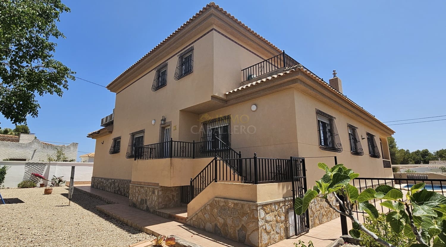 5 bedroom Villa for sale in Pinar de Campoverde with garage - € 725,000 (Ref: 9842833)