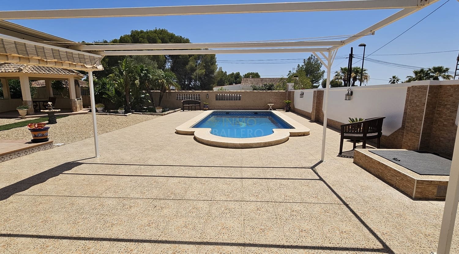 5 bedroom Villa for sale in Pinar de Campoverde with garage - € 725,000 (Ref: 9842833)
