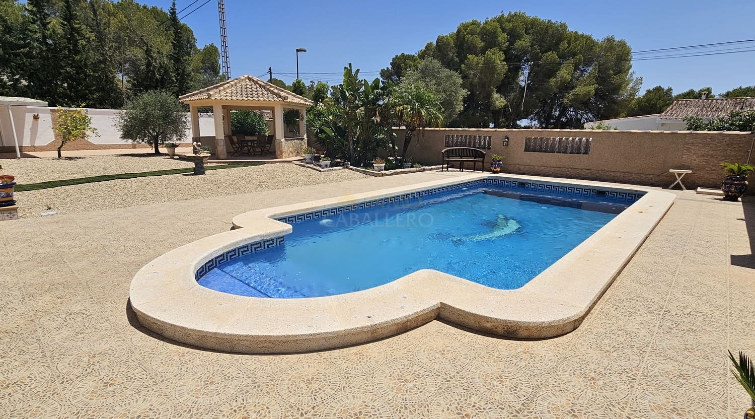 5 bedroom Villa for sale in Pinar de Campoverde with garage - € 725,000 (Ref: 9842833)