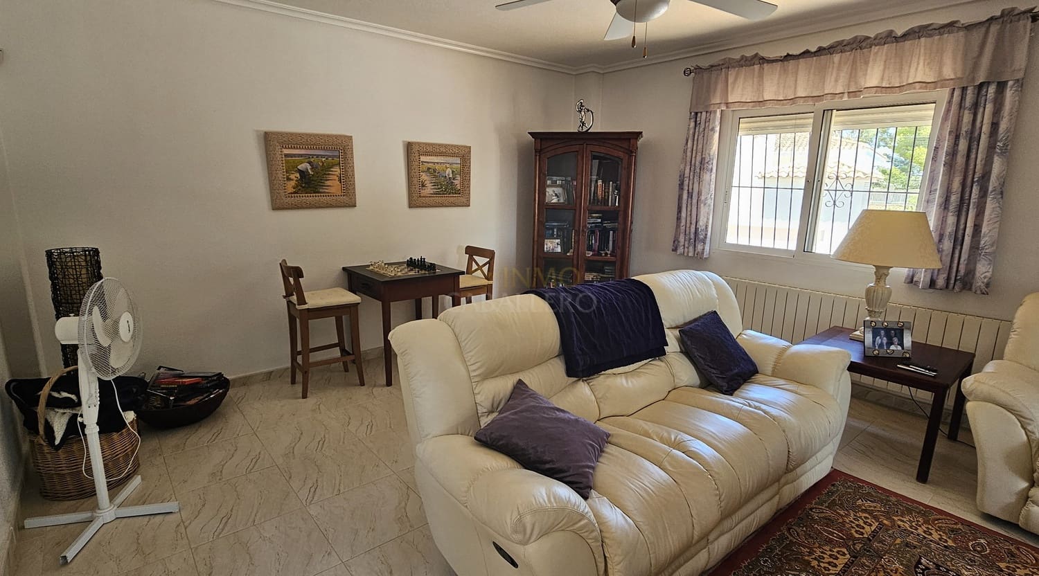 5 bedroom Villa for sale in Pinar de Campoverde with garage - € 725,000 (Ref: 9842833)