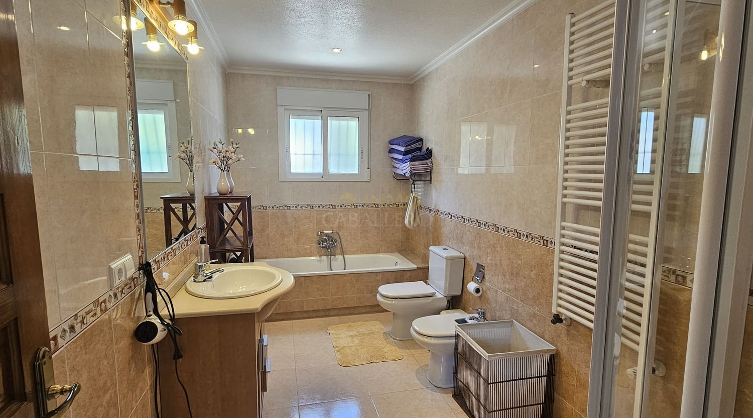 5 bedroom Villa for sale in Pinar de Campoverde with garage - € 725,000 (Ref: 9842833)