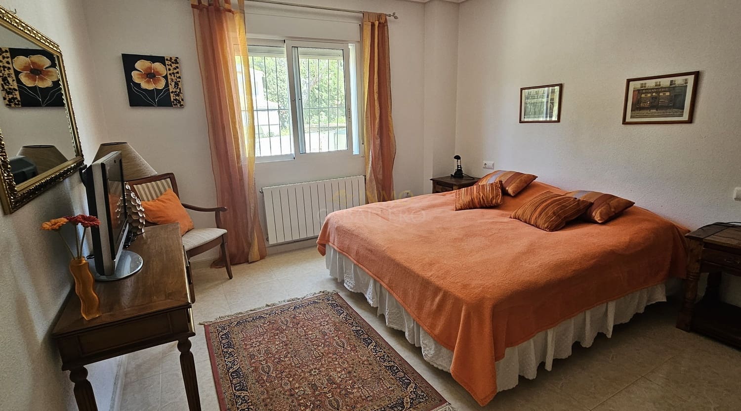 5 bedroom Villa for sale in Pinar de Campoverde with garage - € 725,000 (Ref: 9842833)