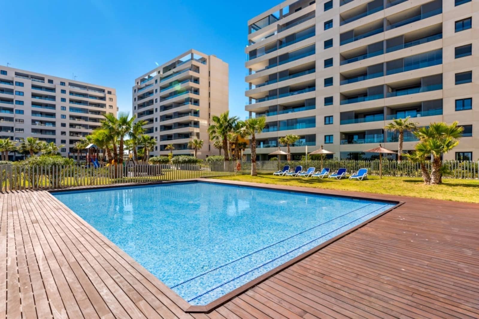 3 chambre Penthouse à vendre à Torrevieja avec piscine - 795 000 € (Ref: 9842860)
