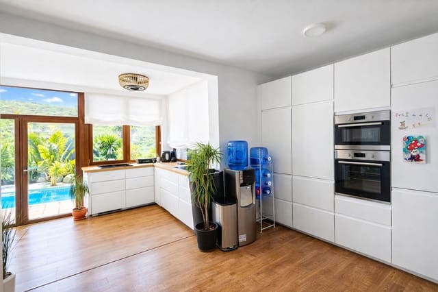 3 soverom Villa til salgs i La Duquesa / Puerto de la Duquesa, Manilva med svømmebasseng garasje - € 430 000 (Ref: 9845292)
