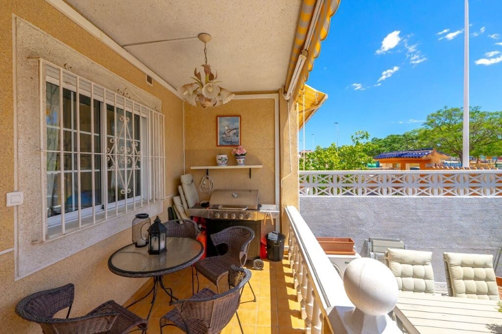 2 bedroom Townhouse for sale in Torrevieja with pool - € 199,000 (Ref: 9845305)