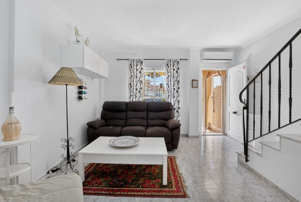 2 bedroom Townhouse for sale in Torrevieja with pool - € 199,000 (Ref: 9845305)