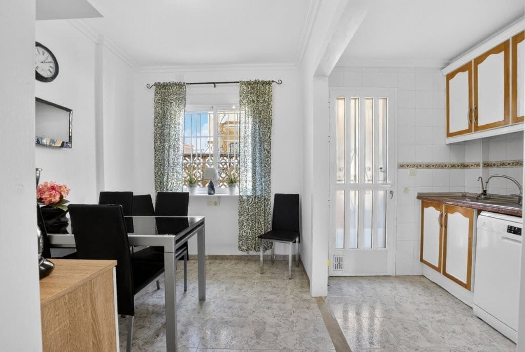 2 bedroom Townhouse for sale in Torrevieja with pool - € 199,000 (Ref: 9845305)